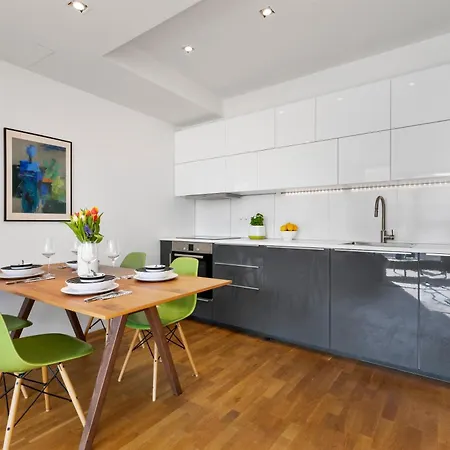 Lägenhet Escape Riverfront 2 Bedroom With Balcony *