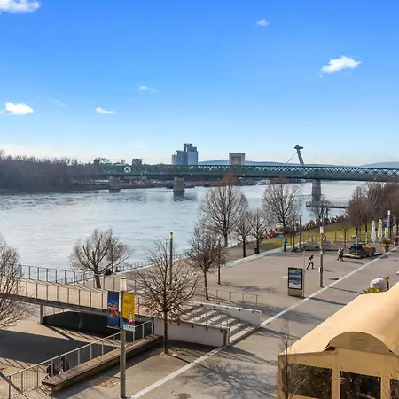 Escape Riverfront 2 Bedroom With Balcony Apartment *