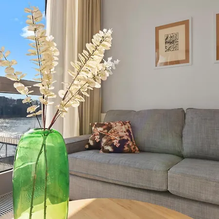 Escape Riverfront 2 Bedroom With Balcony Lägenhet