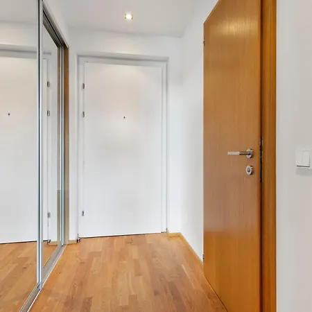 Escape Riverfront 2 Bedroom With Balcony Διαμέρισμα Μπρατισλάβα