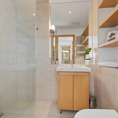 Escape Riverfront 2 Bedroom With Balcony 公寓