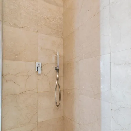 Апартаменты Escape Riverfront 2 Bedroom With Balcony