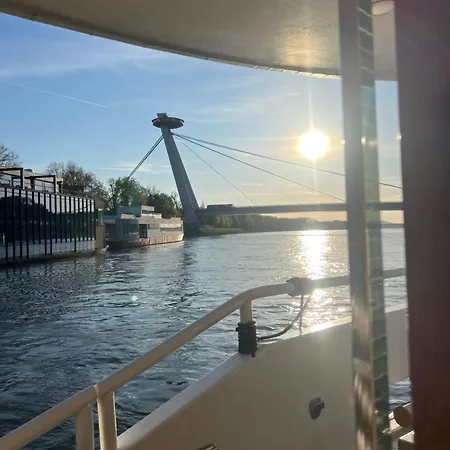 Lägenhet Escape Riverfront 2 Bedroom With Balcony *