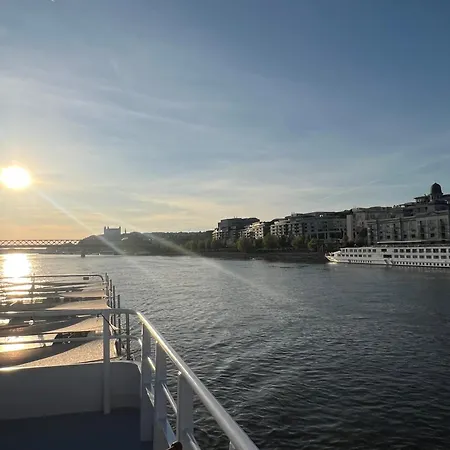 Escape Riverfront 2 Bedroom With Balcony Apartment Bratislava