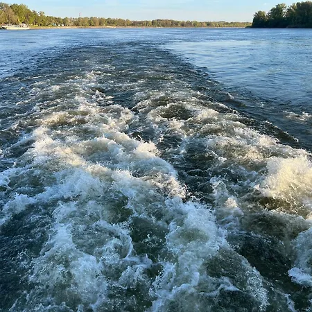 Escape Riverfront 2 Bedroom With Balcony Μπρατισλάβα