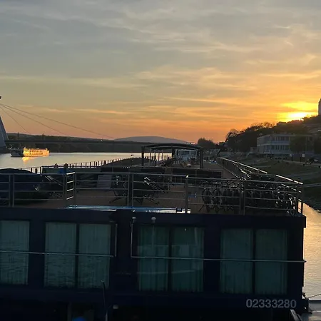 Escape Riverfront 2 Bedroom With Balcony Bratislava