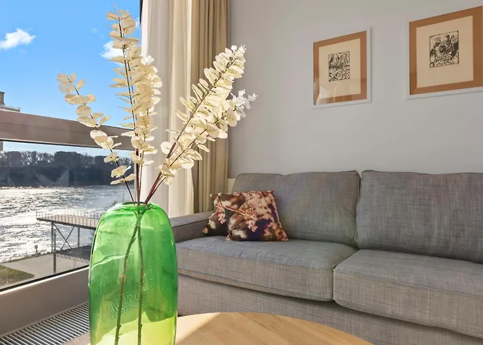 Escape Riverfront 2 Bedroom With Balcony Apartmán