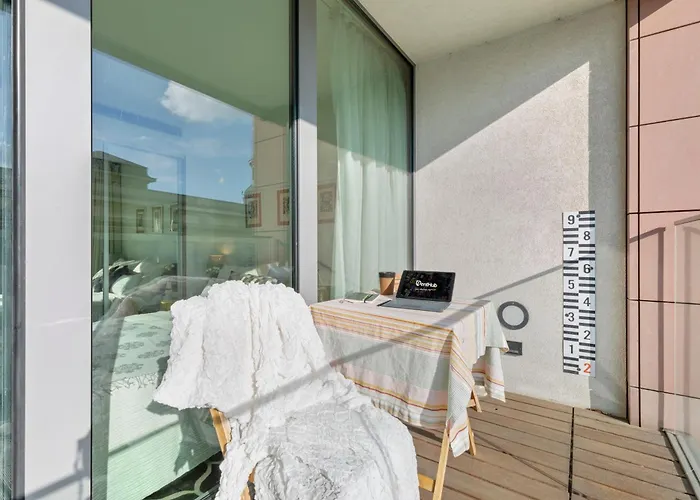 Escape Riverfront 2 Bedroom With Balcony Apartmán *