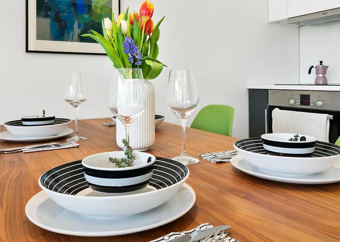 Escape Riverfront 2 Bedroom With Balcony *