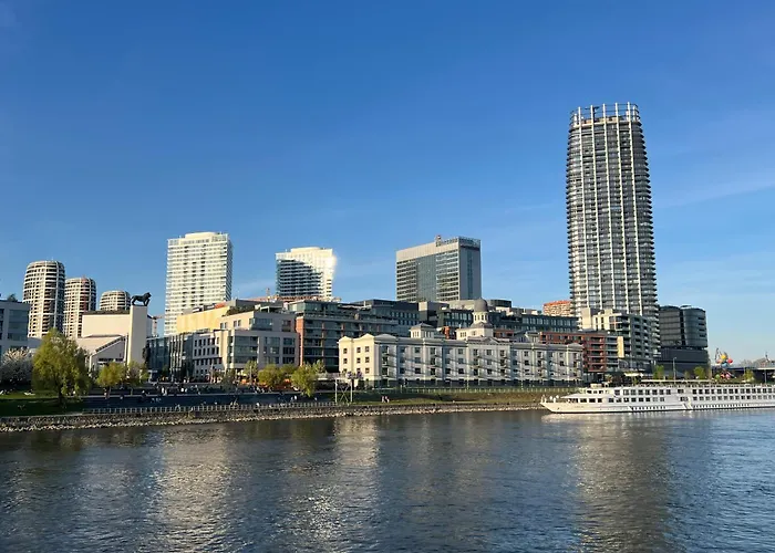 Escape Riverfront 2 Bedroom With Balcony Apartament