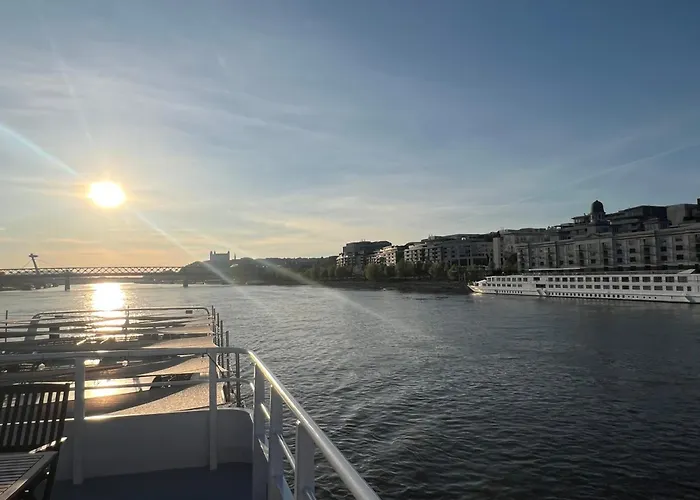 Escape Riverfront 2 Bedroom With Balcony Apartament Bratislava