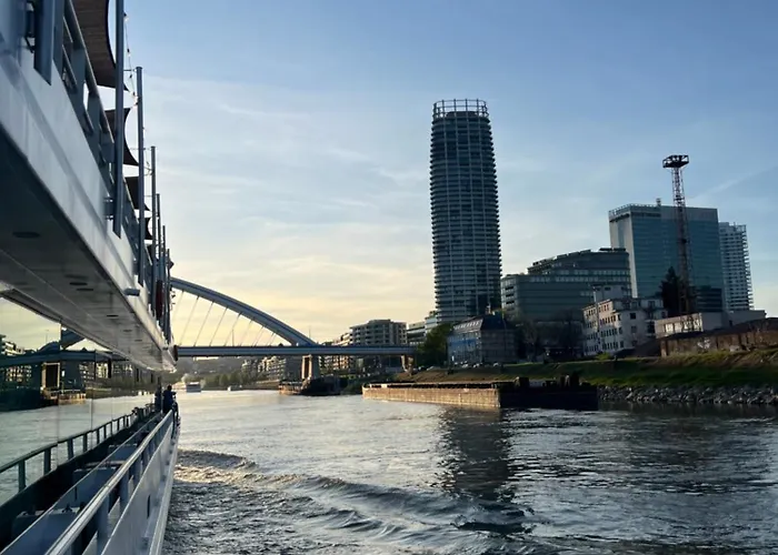 Escape Riverfront 2 Bedroom With Balcony