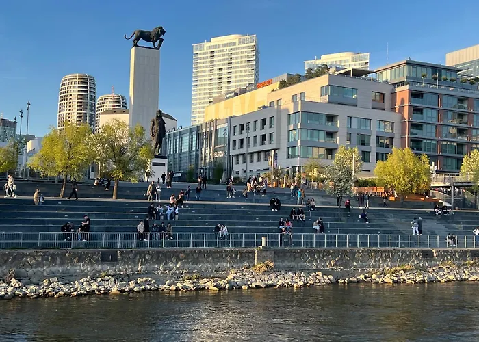 Escape Riverfront 2 Bedroom With Balcony *