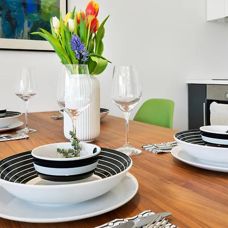 Escape Riverfront 2 Bedroom With Balcony *