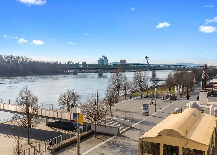 Escape Riverfront 2 Bedroom With Balcony Appartement *