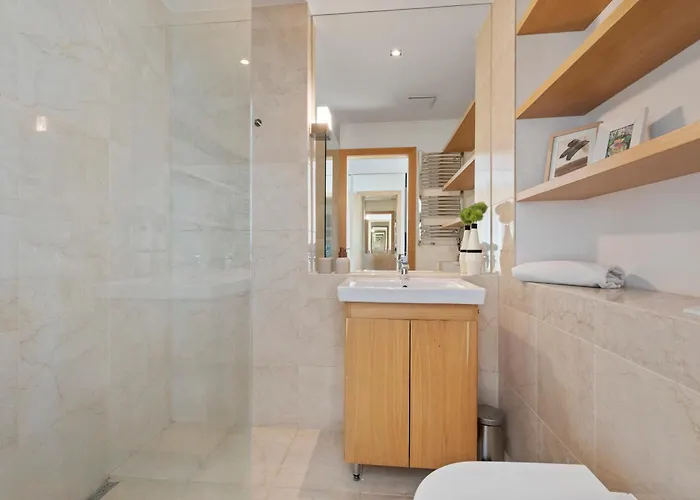 Escape Riverfront 2 Bedroom With Balcony Appartement