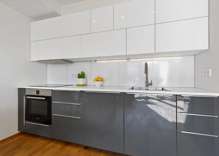 Escape Riverfront 2 Bedroom With Balcony Appartement