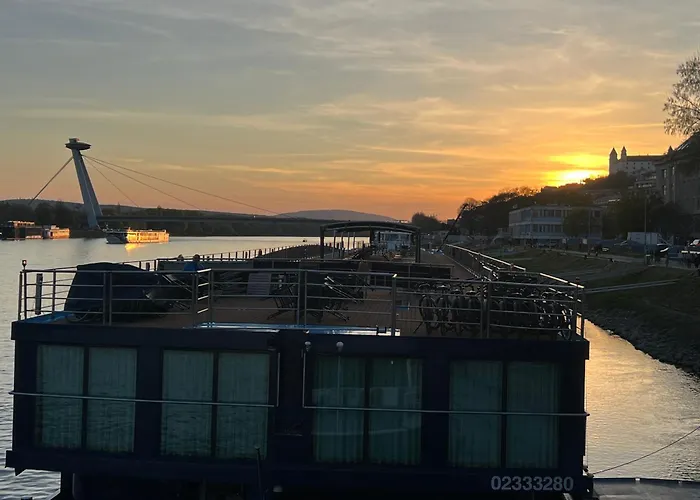 Escape Riverfront 2 Bedroom With Balcony Bratislava